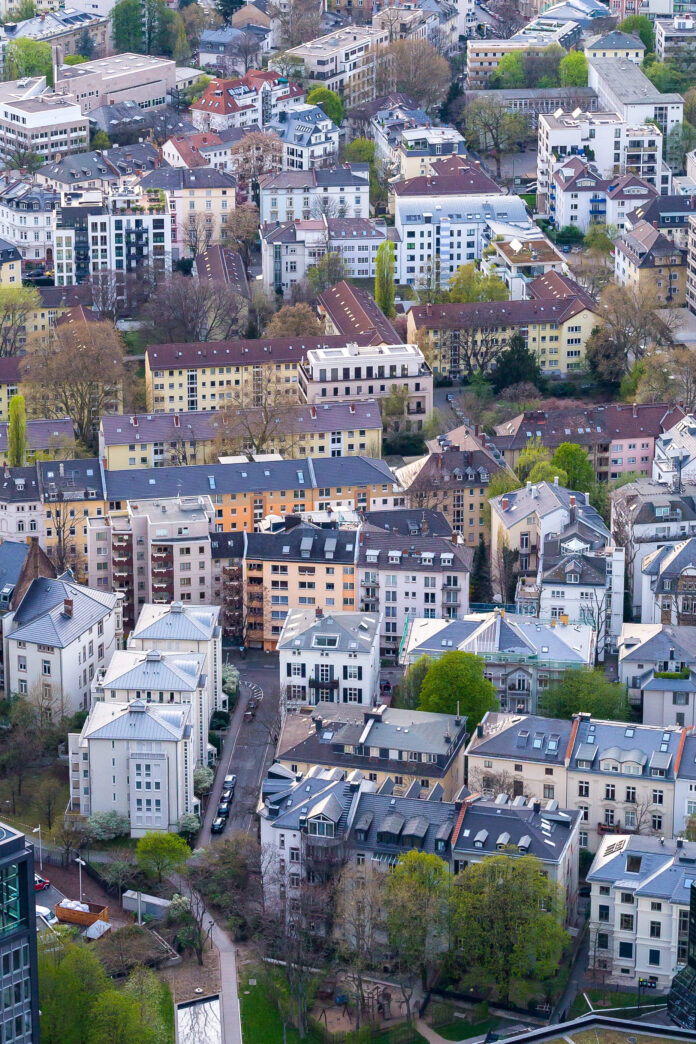 vertical-high-angle-shot-cityscape-with-lot-houses-frankfurt-germany